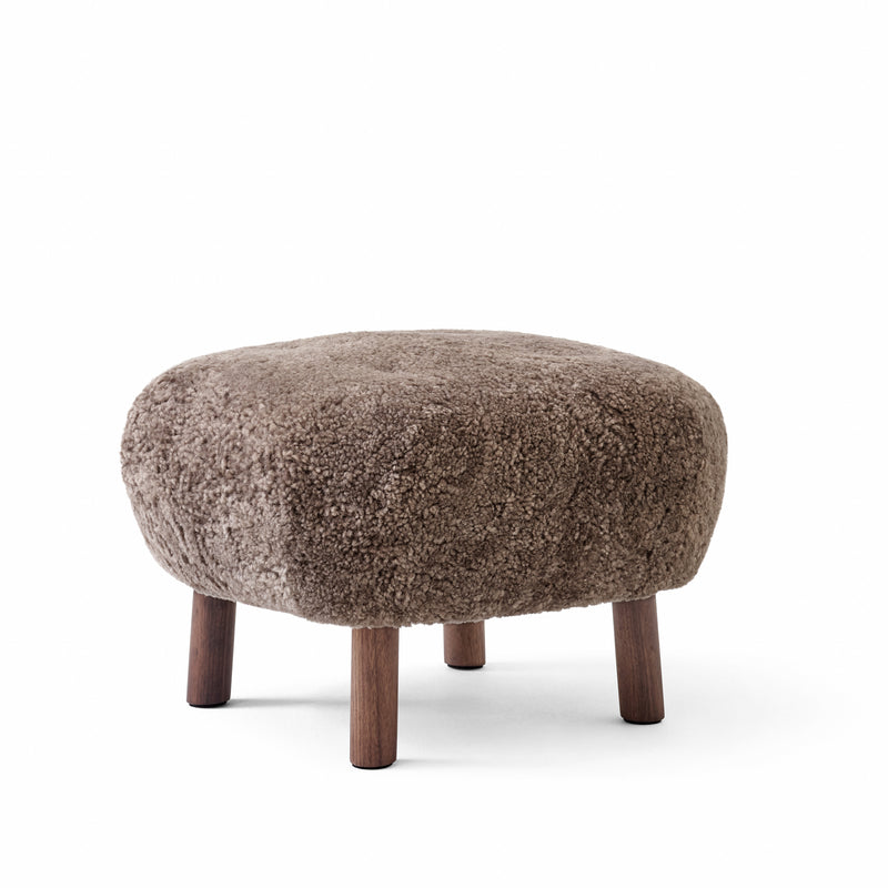 &Tradition - Pouf ATD1 für Little Petra Sessel | Schaffell Sahara / Walnuss geölt