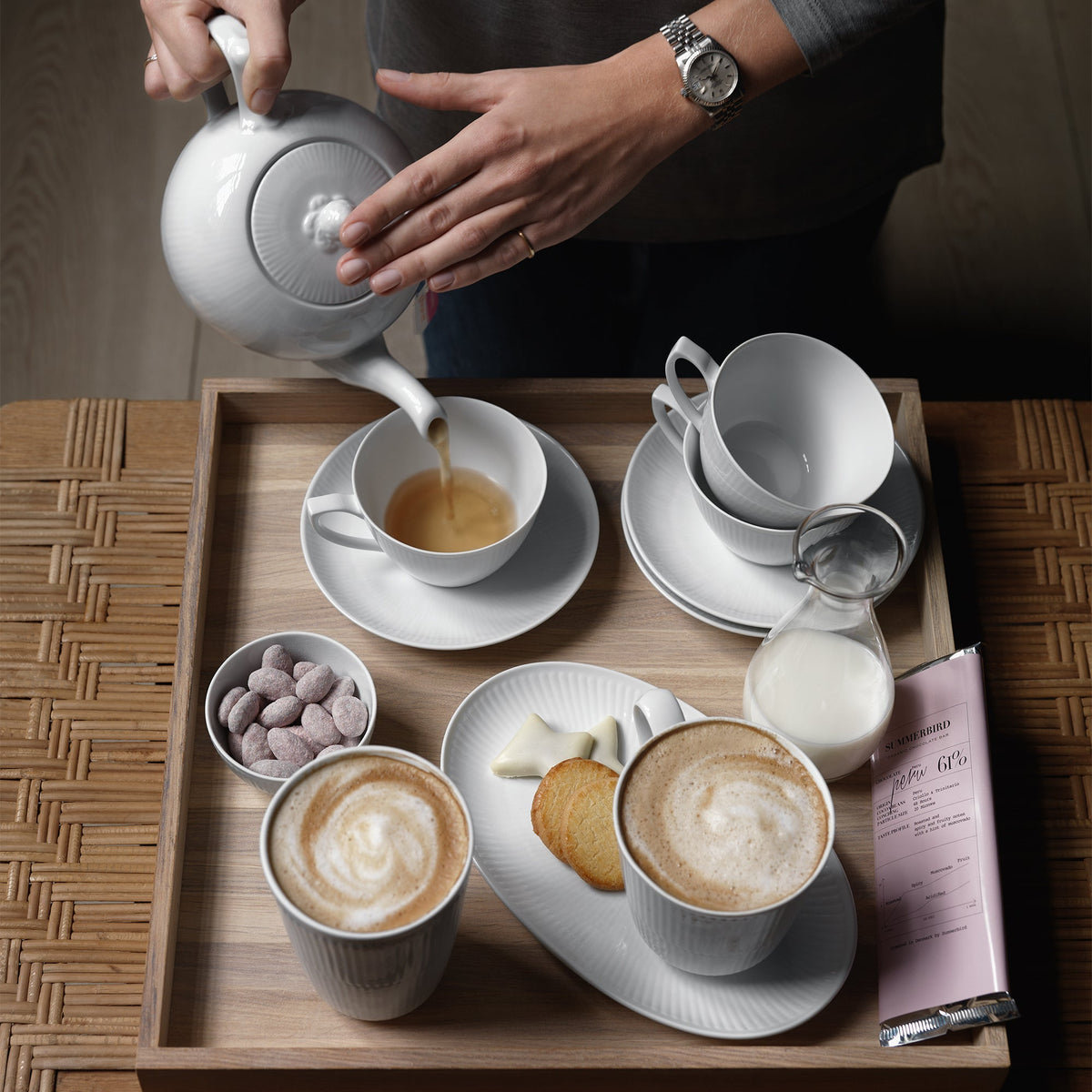 Weiß Gerippt kop, kan en bord van Royal Copenhagen op de koffietafel