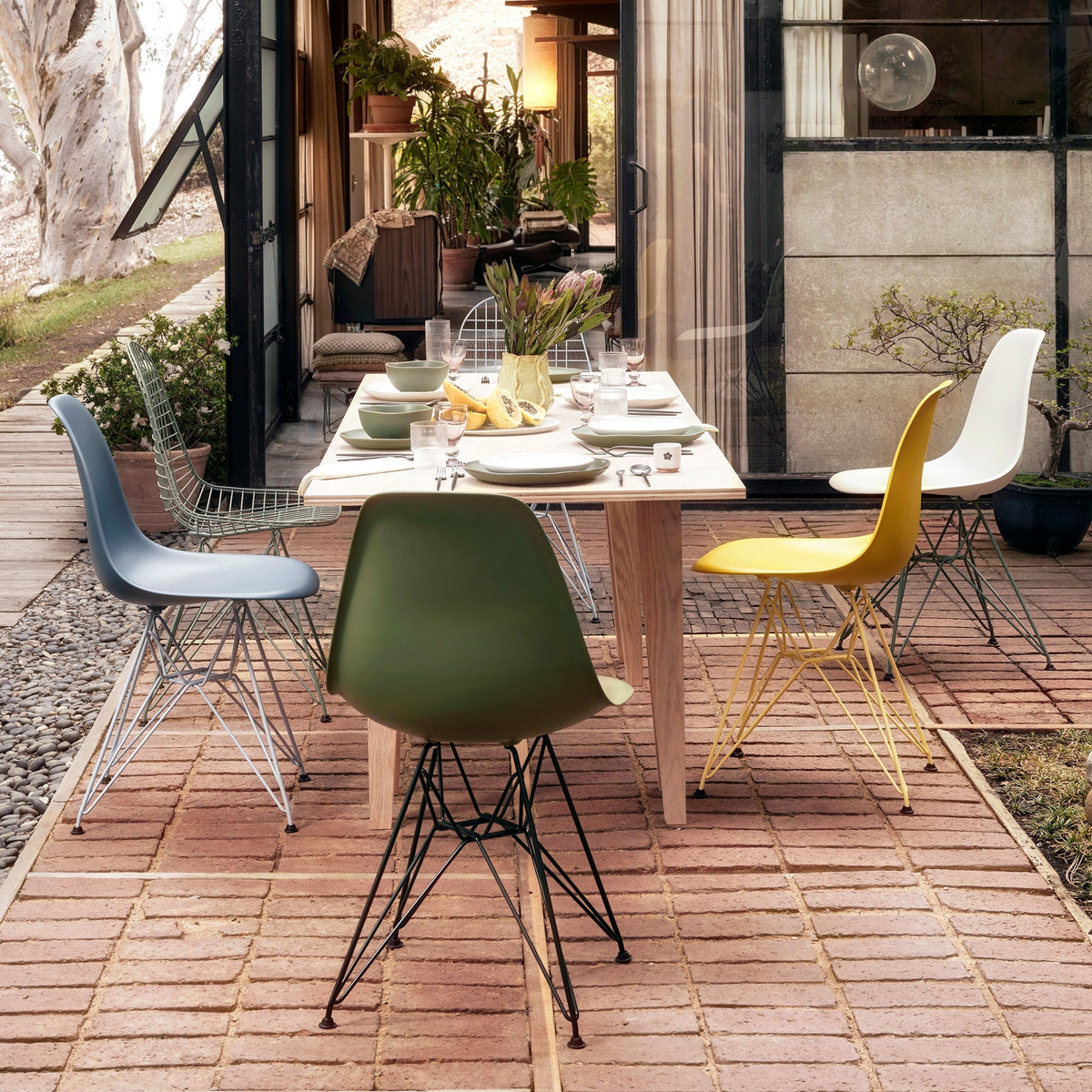 Eames Plastic Side Chair DSR van Vitra