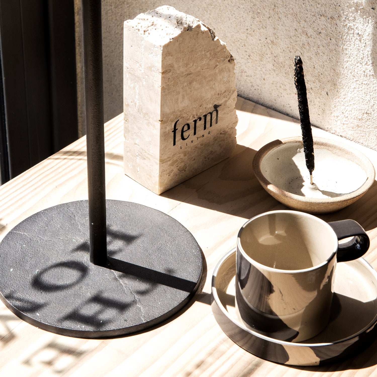 ferm Living - Inlay stoneware beker met bord, zand/bruin