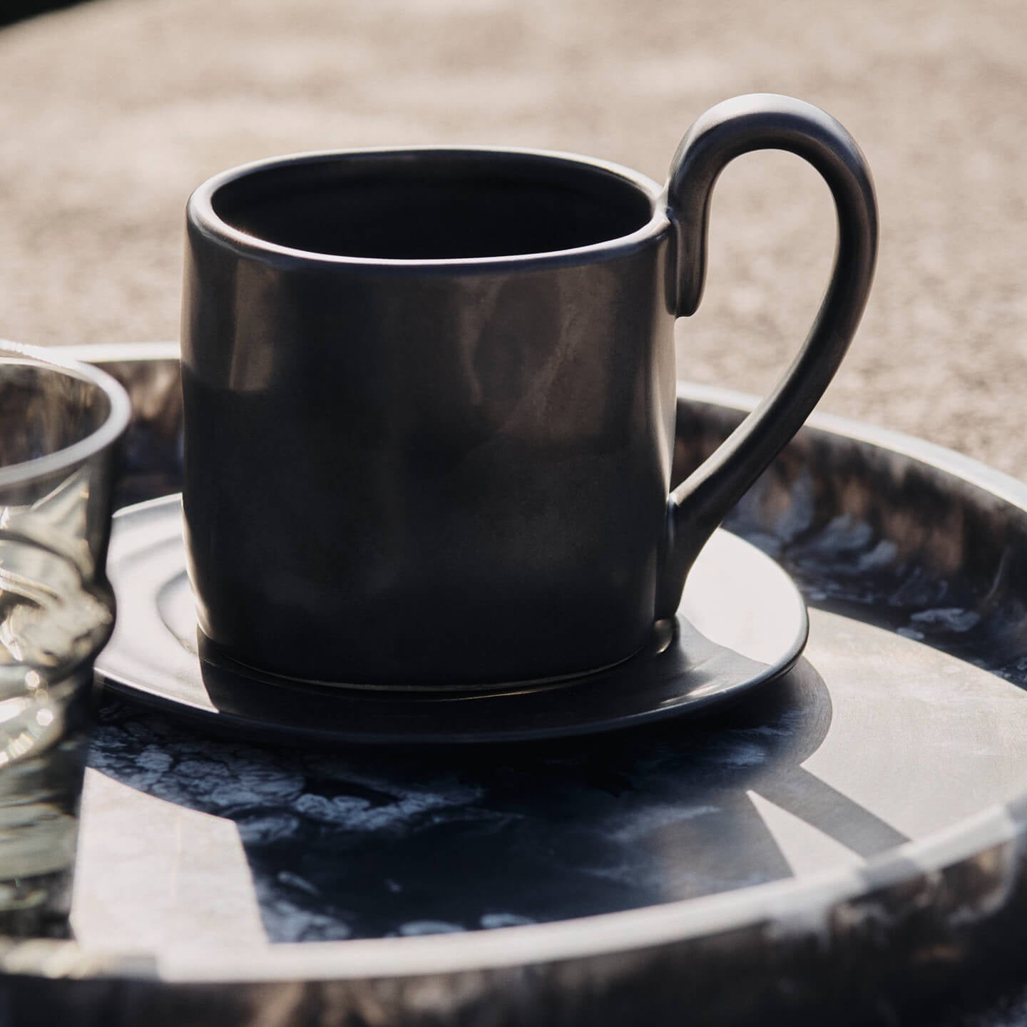 Ferm Living - Flow Tasse mit Untertasse | schwarz