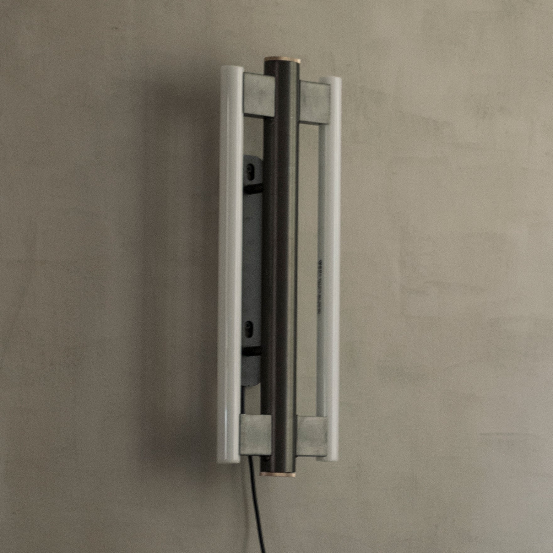 Frama - Eiffel Wandleuchte 500 | double / Gunmetal