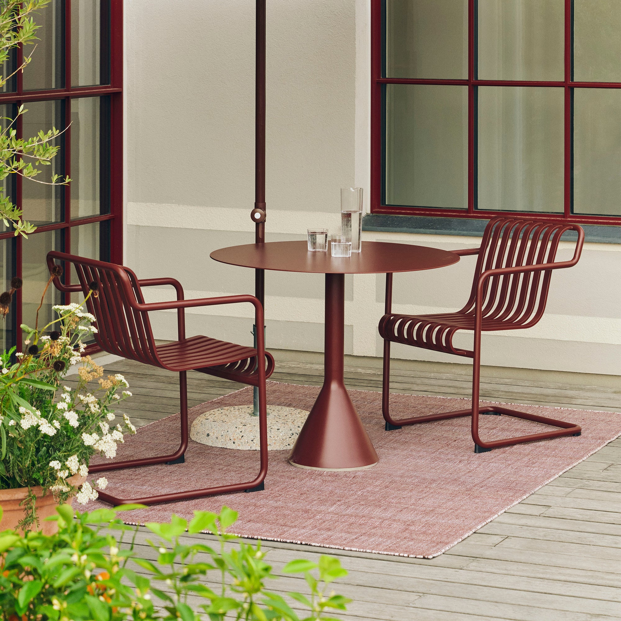 HAY - Palissade Cantilever Dining Armlehnenstuhl | eisenrot
