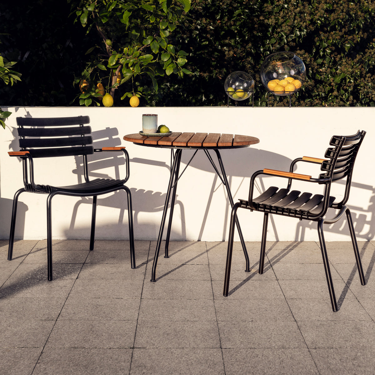 HOUE - ReCLIPS Outdoor Dining Armlehnstuhl | schwarz / Bambus