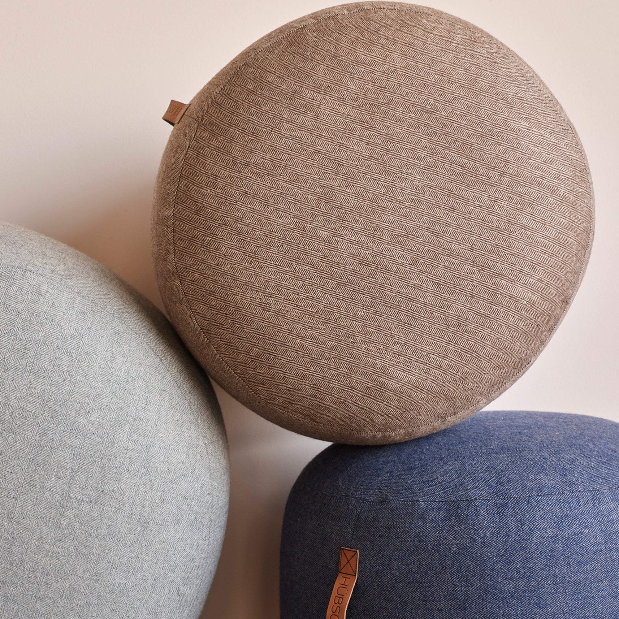Hübsch Interior - Pouf mit Ledergriff