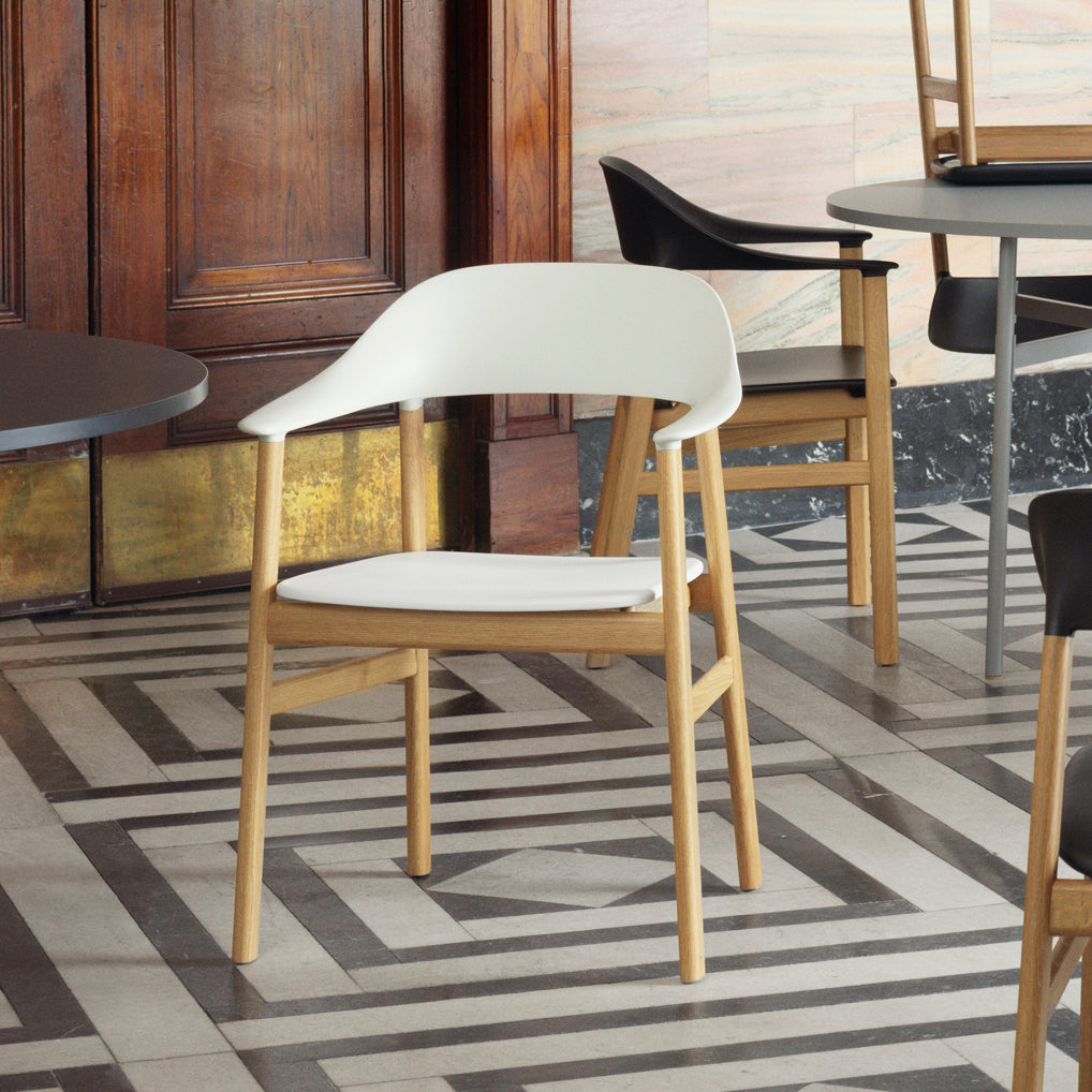 Normann Copenhagen - Herit Armlehnstuhl | weiß / Eiche natur
