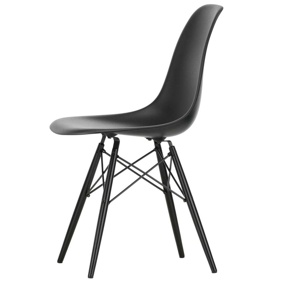 Vitra - Eames Plastic Side Chair DSW RE | tiefschwarz RE / Ahorn schwarz