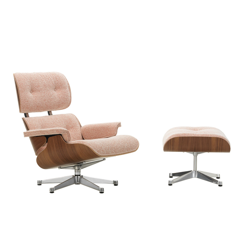 Vitra - Lounge Chair &amp; Ottoman | Nubia 07 elfenbein/pfirsich / Nussbaum dunkel / poliert