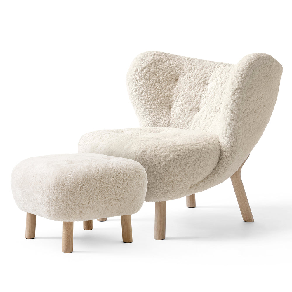 &amp;Tradition - Little Petra Lounge Chair | Schaffell Moonlight / Incl. Pouf ATD1 / Eiche geölt