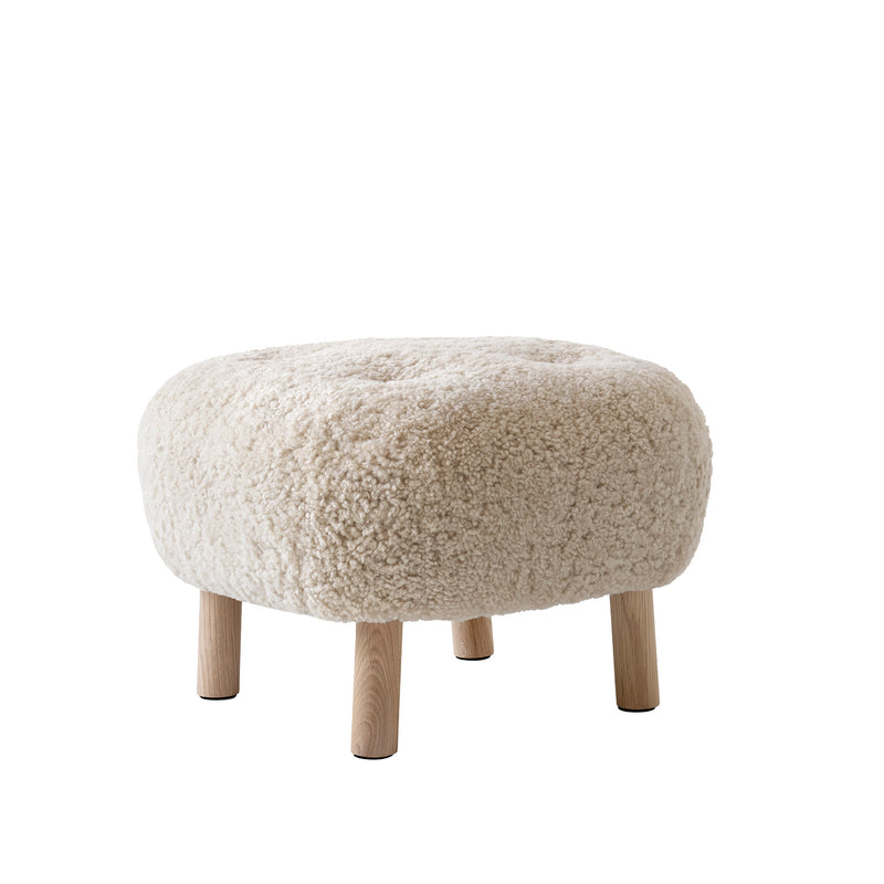 &amp;Tradition - Pouf ATD1 für Little Petra Sessel | Schaffell Moonlight / Eiche geölt
