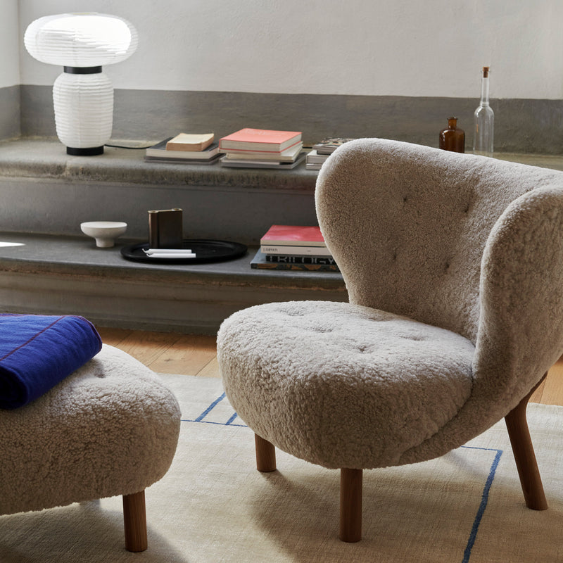 &amp;Tradition - Pouf ATD1 für Little Petra Sessel | Schaffell Moonlight / Eiche geölt