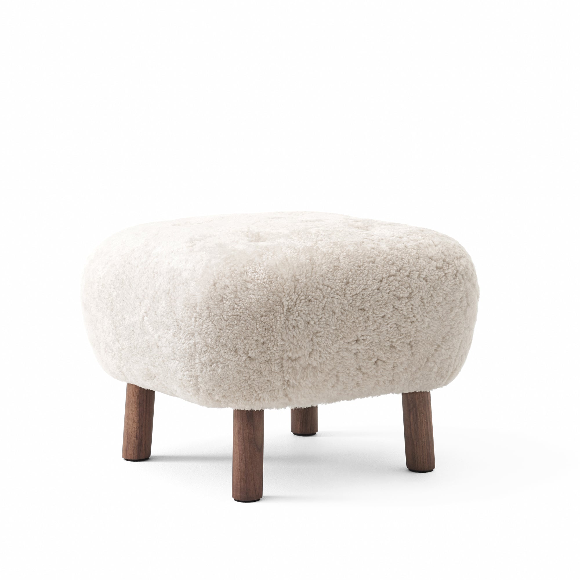 &amp;Tradition - Pouf ATD1 für Little Petra Sessel | Schaffell Moonlight / Walnuss geölt