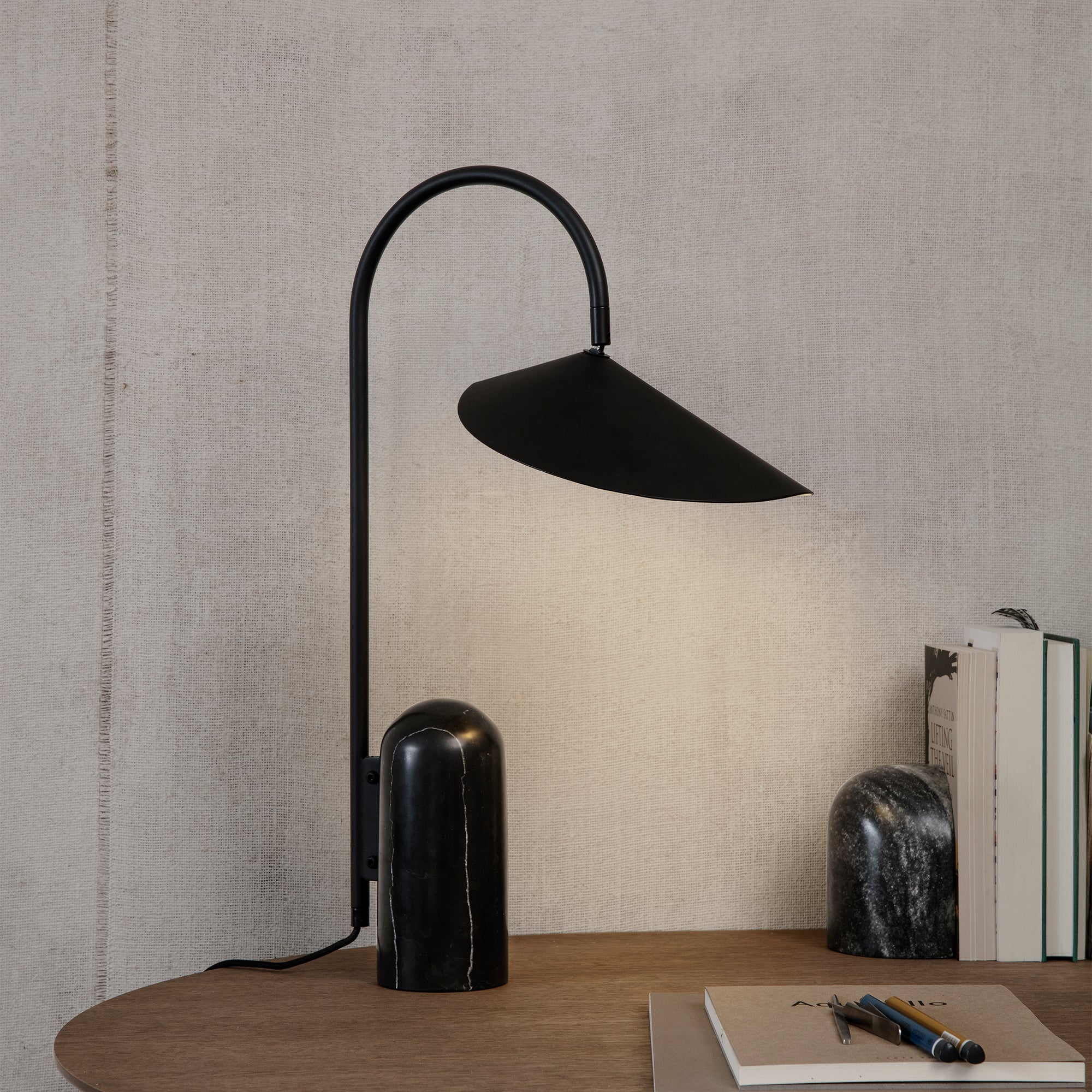 Ferm Living - Arum Tischleuchte | schwarz