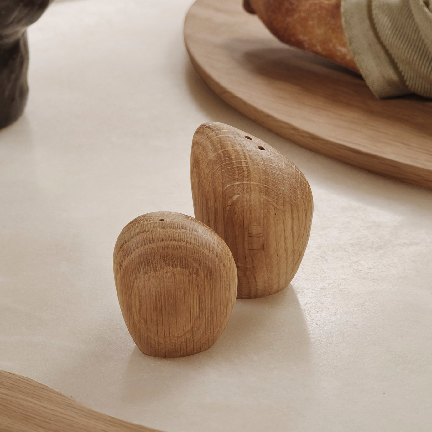 Ferm Living - Cairn Salz- und Pfefferstreuer | Eiche lackiert
